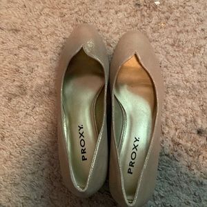 Shimmer Gold/Cream Women’s Wedge Flats (size 12x)